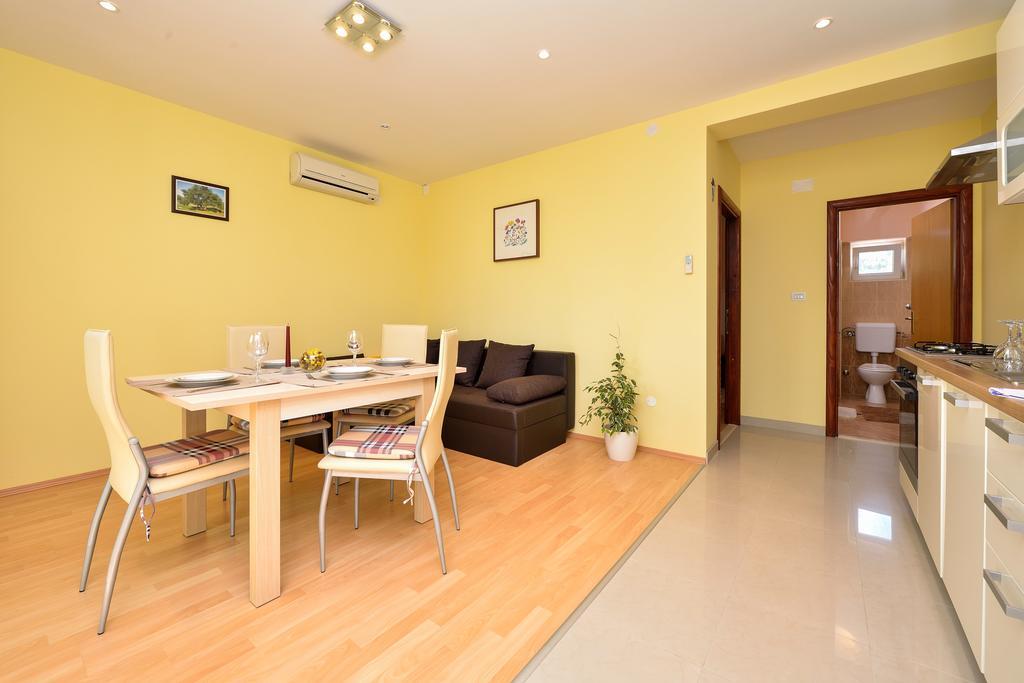 Apartments Mate Turanj Exterior foto